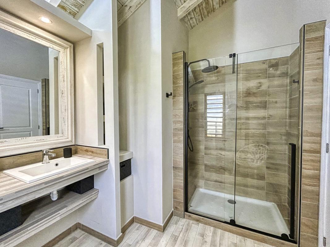 24.Location villa 3 chambres piscine Saint François Guadeloupe_Salle de douche commun